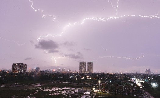 Cảnh báo mưa dông kèm tố lốc sét khu vực nội thành Hà Nội