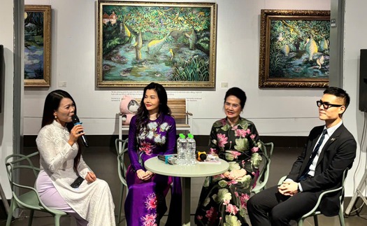 Khi áo dài bước ra thế giới bằng hội họa