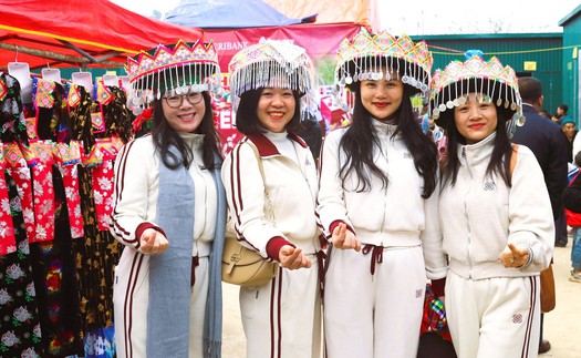 Độc đáo sắc màu văn hóa chợ phiên biên giới Nhôn Mai