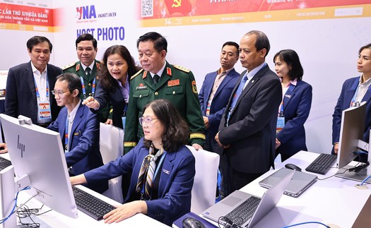 Đại tướng Nguyễn Trọng Nghĩa thăm khu tác nghiệp của TTXVN tại Đại hội XIV của Đảng