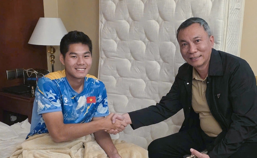 Chủ tịch VFF tới thăm và động viên trung vệ U23 Việt Nam sau chấn thương ở bán kết giải châu Á 