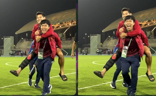 Xúc động khoảnh khắc Lý Đức cõng Hiểu Minh ra ăn mừng với U23 Việt Nam sau chiến thắng trước Hàn Quốc
