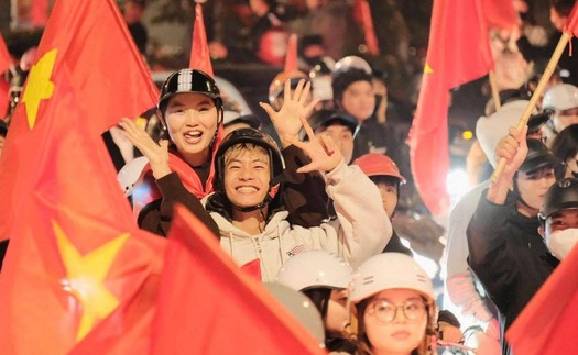 Cảnh CĐV 'đi bão' mừng U23 Việt Nam chiến thắng đồng loạt lên báo nước ngoài