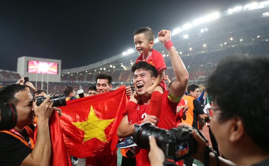 1h sáng, bố con Duy Mạnh xuống đường ăn mừng chiến thắng lịch sử của U23 Việt Nam