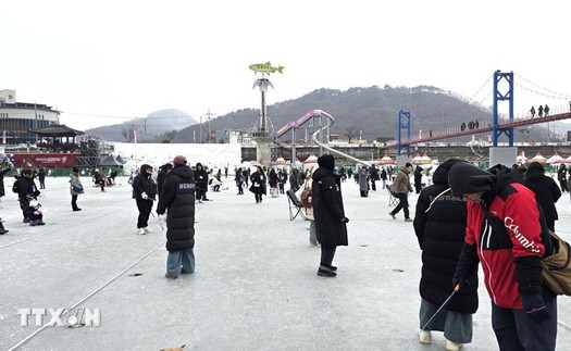 Hàn Quốc: Lễ hội câu cá băng Hwacheon cán mốc 1 triệu du khách 