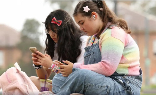 Tổng thống Pháp thúc đẩy lệnh cấm trẻ em dưới 15 tuổi dùng mạng xã hội