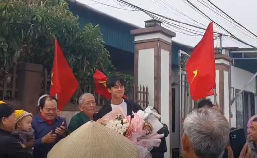 Thủ môn Cao Văn Bình về quê Nghệ An, được chào đón nồng nhiệt sau kỳ tích U23 châu Á