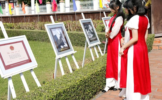 Triển lãm ảnh "Xuân về dưới mái trường Dục Thanh" thu hút người xem