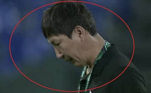 Truyền thông Hàn Quốc đưa tin về khoảnh khắc không ăn mừng chiến thắng của HLV Kim Sang Sik