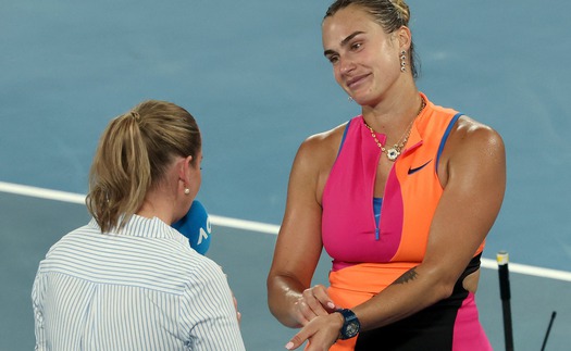 Sau Alcaraz, BTC Australian Open tiếp tục yêu cầu Sinner, Sabalenka tháo thiết bị theo dõi sức khỏe