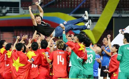 Chuyên gia nước ngoài xuất sắc nhất năm 2025: HLV Kim Sang Sik đặc biệt cỡ nào?