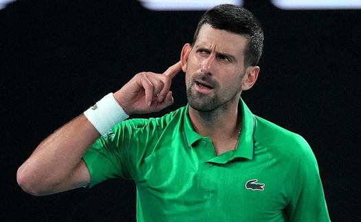 Bị nói 'phải chạy để theo kịp' các tay vợt trẻ, Djokovic nổi giận đáp trả 