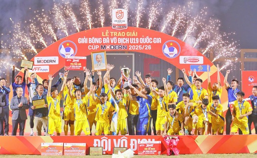 Xúc động khoảnh khắc U19 Sông Lam Nghệ An trở về nhà với chức vô địch sau 20 năm chờ đợi