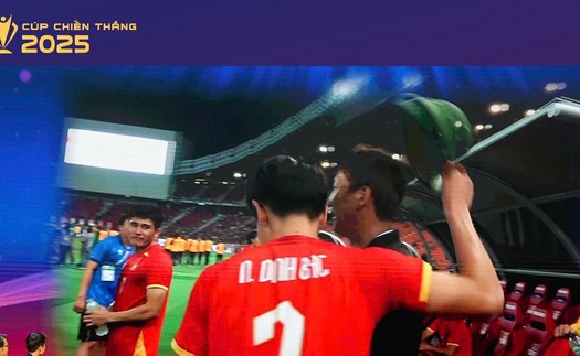 Khoảnh khắc 'Đình Bắc đội mũ cối cho HLV Kim Sang Sik' được vinh danh tại Cup Chiến thắng