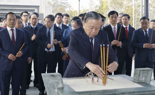 Tổng Bí thư dâng hương tại Đền thờ Liệt sĩ Chiến trường Điện Biên Phủ