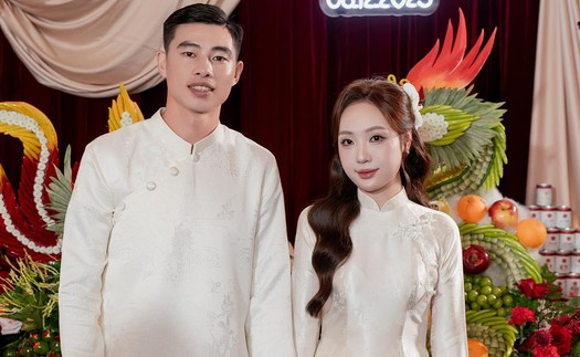 Cựu thủ môn U23 Việt Nam cưới vợ hơn tuổi, là thạc sĩ ngân hàng