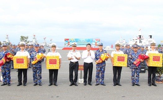Tiễn đoàn công tác mang hàng, quà Tết ra các đảo thuộc đặc khu Trường Sa