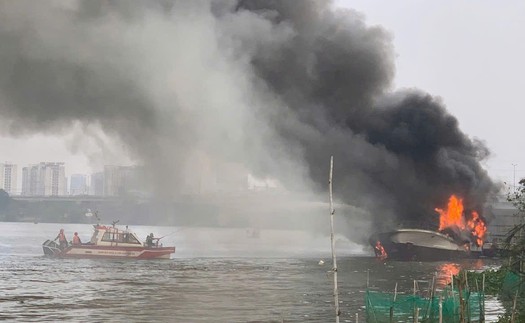 Du thuyền bốc cháy dữ dội trên sông Sài Gòn