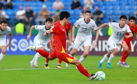 Văn Khang đánh lừa thủ môn trên chấm phạt đền, mở tỷ số cho U23 Việt Nam