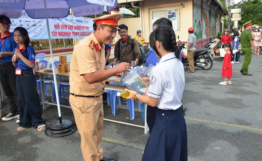 Tổ chức lại không gian đưa đón học sinh, giảm ùn tắc trước cổng trường