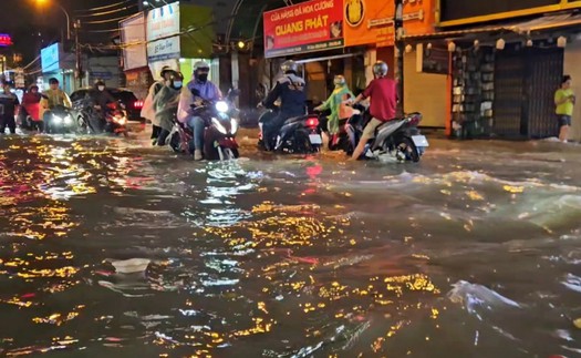 Mưa lớn kèm sấm sét, TP. Hồ Chí Minh tiếp tục ngập nhiều tuyến đường