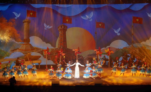 Chủ tịch Quốc hội dự chương trình “Kết nối yêu thương”, hỗ trợ phụ nữ, trẻ em hoàn cảnh khó khăn