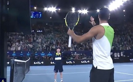 Alcaraz bất mãn vì ban tổ chức Australian Open đóng mái che ở trận chung kết với Djokovic
