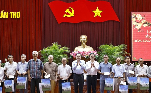 Chủ tịch Quốc hội Trần Thanh Mẫn tặng quà cho hộ nghèo, công nhân lao động tại TP. Cần Thơ