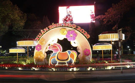 Huế ngập tràn sắc xuân về đêm