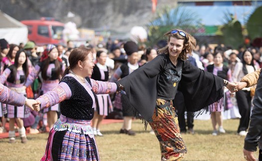 Đa dạng sắc màu lễ hội Xuân thu hút khách đến Đất Tổ