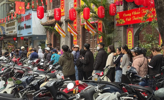 Người Hà Nội tấp nập xuống phố sắm Tết Bính Ngọ 2026