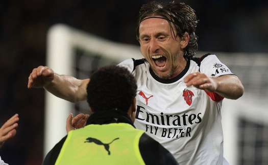 Modric sửa sai cho đồng đội, Milan tiếp tục đua Scudetto với Inter Milan