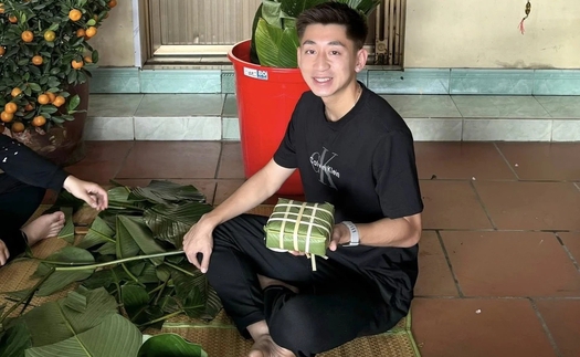 Tuyển thủ Việt Nam mua đào, gói bánh chưng đón Tết