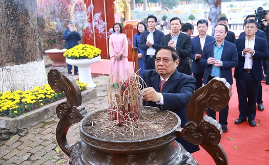 Thủ tướng Phạm Minh Chính dâng hương tại Hoàng thành Thăng Long