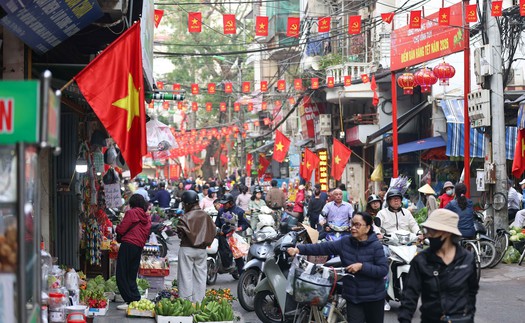 Hà Nội: Chợ truyền thống nhộn nhịp mua bán ngày cuối năm