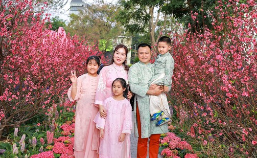 Tận hưởng không khí Tết sớm bên hồ Hoàn Kiếm