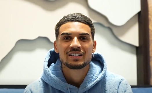 Đỗ Hoàng Hên đi sắm Tết, gửi lời chúc bằng tiếng Việt tới CĐV Việt Nam