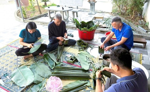 Gói bánh chưng khuôn lá dừa - nét đẹp văn hóa truyền thống của cư dân làng biển Diễn Châu