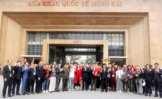 Cửa khẩu quốc tế Móng Cái nhộn nhịp đón khách du lịch "xông đất" đầu năm