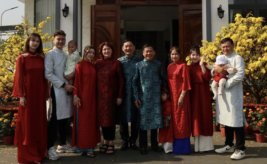 Vợ chồng Văn Lâm hạnh phúc đón chào năm mới Bính Ngọ