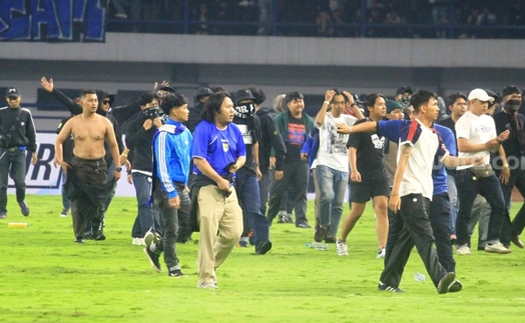 CLB Indonesia đối mặt án phạt nặng của AFC khi để CĐV gây hỗn loạn ở trận thua đội bóng Thái Lan 