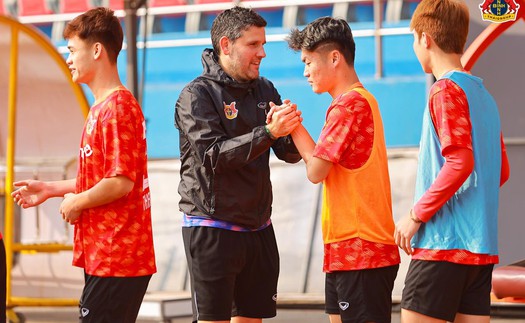 Các đội bóng V-League hối hả tập luyện ngày mồng 4 Tết