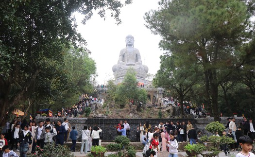 Du khách tưng bừng trẩy hội Phật Tích