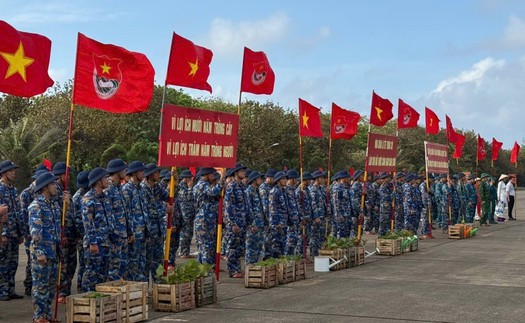 Tết trồng cây giữa trùng khơi Trường Sa