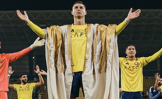 Giải mã chiếc áo đặc biệt mà Ronaldo khoác lên người sau khi lập cú đúp cho Al Nassr