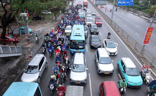 Giao thông Hà Nội đông đúc ngày cuối kỳ nghỉ Tết Bính Ngọ