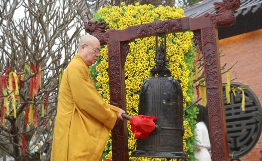 Ninh Bình: Hàng nghìn du khách tham dự Lễ khai hội chùa Bái Đính