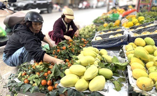 Hàng hóa, thực phẩm sau Tết sôi động trở lại, giá giảm nhẹ