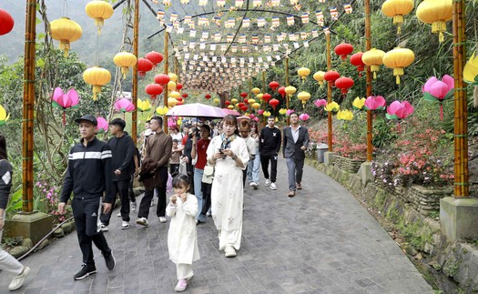 Hàng nghìn du khách, phật tử về chiêm bái tại Khu danh thắng Tây Thiên