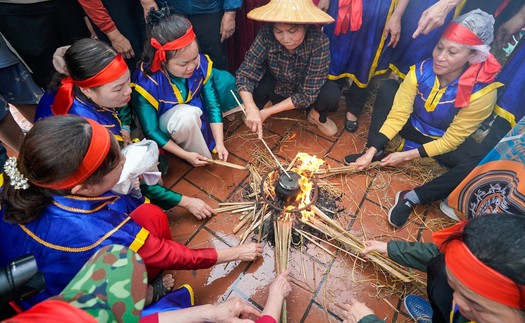Về Thị Cấm xem hội kéo lửa, thổi cơm thi